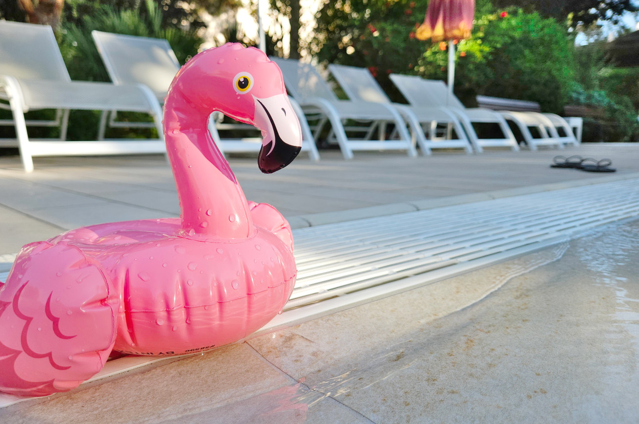 Closed for Vacation Flamingo